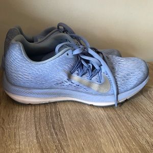 Nike Zoom Winflow 5 size 8